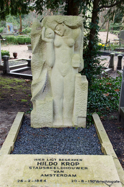Het graf van Hildo Krop en zijn vrouw, met het beeld "De Eeuwige Vrouw".
              <br/>
              Annemarieke Verheij, 2016